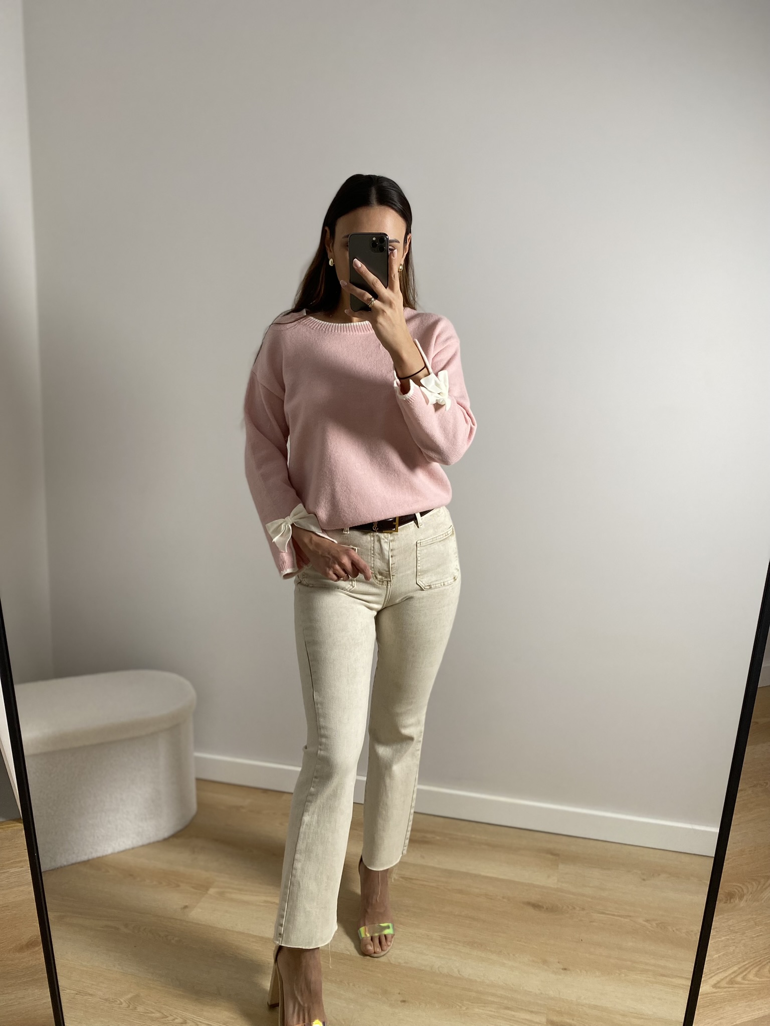 Sweter z kokardką na rękawie różowy - obrazek 3